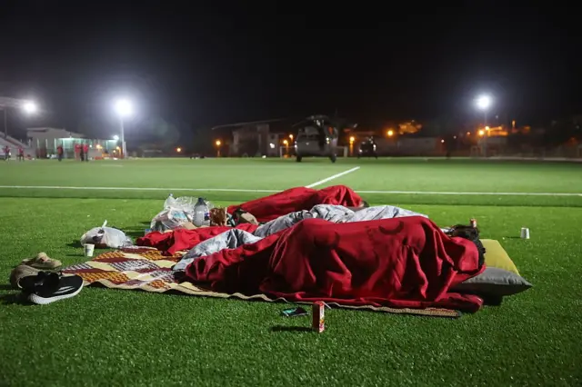 11 Ağustos'ta dışarıda geceyi geçiren insanlar