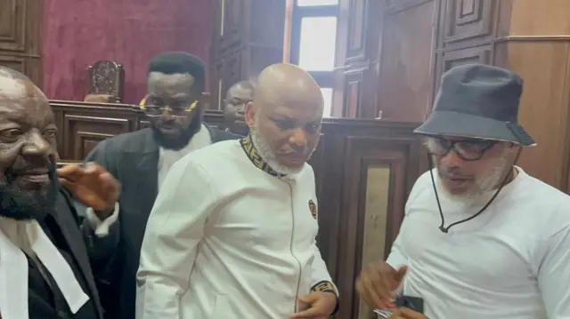 Site n'aka ekpe; Alloy Ejimako, Nnamdi Kanu na nwa nne ya nwoke Emmanuel Kanu n'ime ụlọikpe