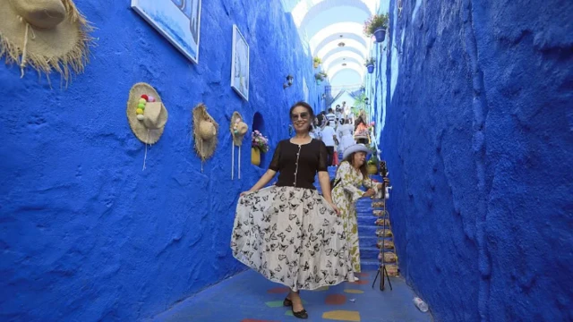 Wata mata na nuna adonta