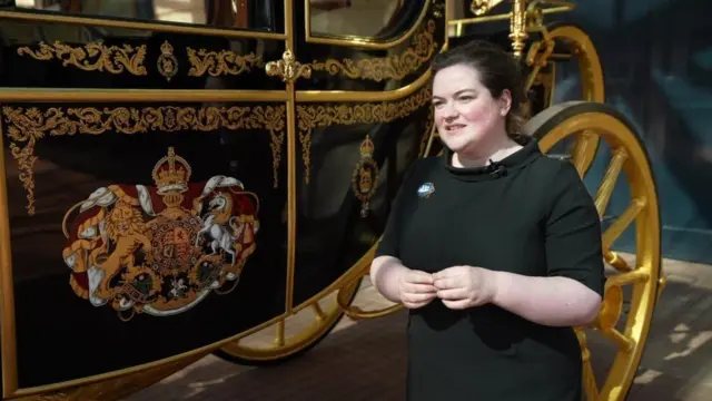 '다이아몬드 주빌리 스테이트 코치' 앞에서 설명하는 굿서의 모습