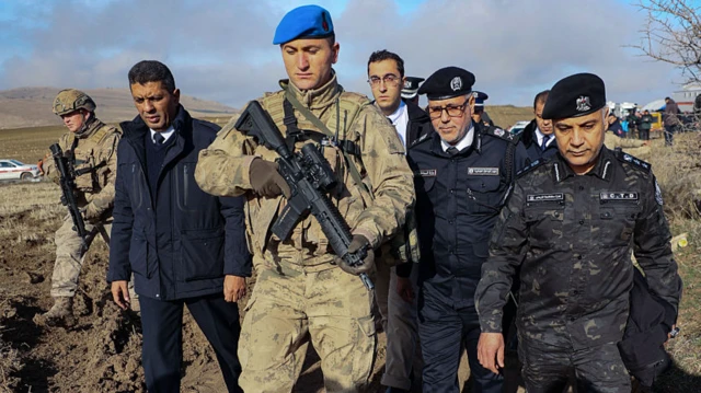 Libya askeri üniformalı subaylar, Türk askeri korumasında tarlalık alanda ilerliyor