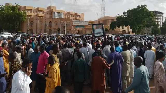 மக்கள் போராட்டம்