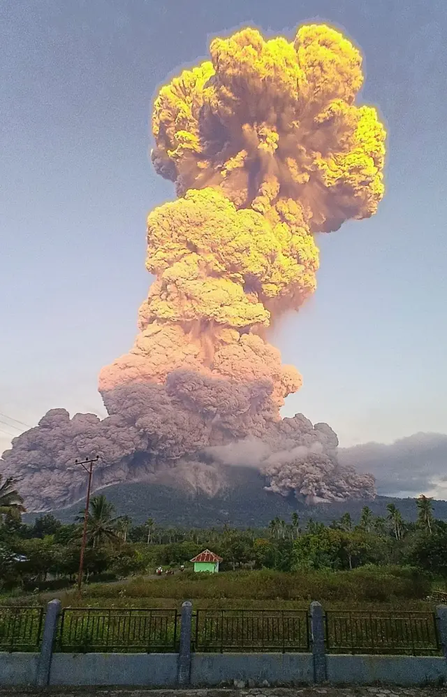 Another view of the eruption ගිනි කන්ද විධාරණය දැක්වෙන තවත් ඡායාරූපයක්
