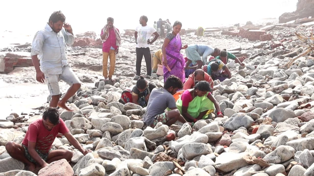 బంగారం, ఉప్పాడ, తుపాను, సముద్ర తీరం, బంగారు ఆభరణాలు, కాకినాడ