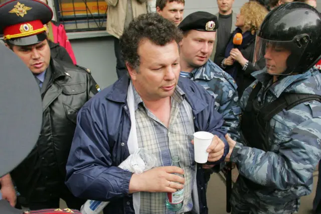 Мужчину с бутылкой боржоми и стаканчиком задерживает ОМОН 