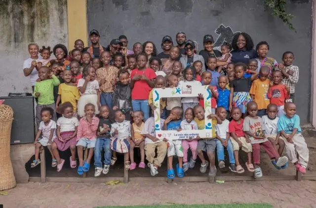 Photo de famille des enfants avec des responsables de l'orphelinat Baluarts.