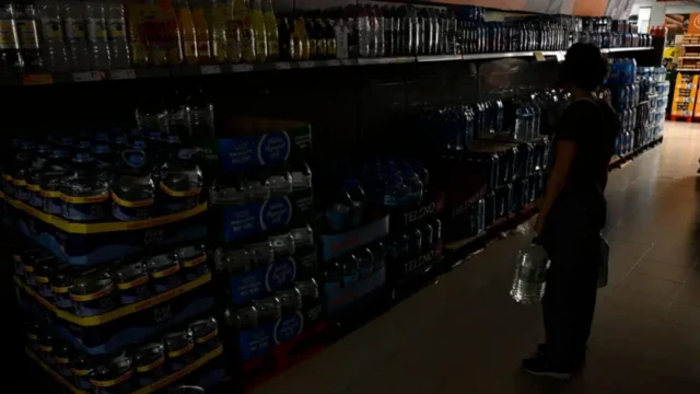 İspanya'nın kuzeydoğusunda elektrik kesintisinden etkilenen bir süpermarkette alışveriş yapan bir kadın