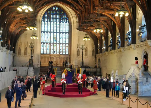 Người dân vào Hội trường Westminster viếng Nữ hoàng Anh ngày 17/9