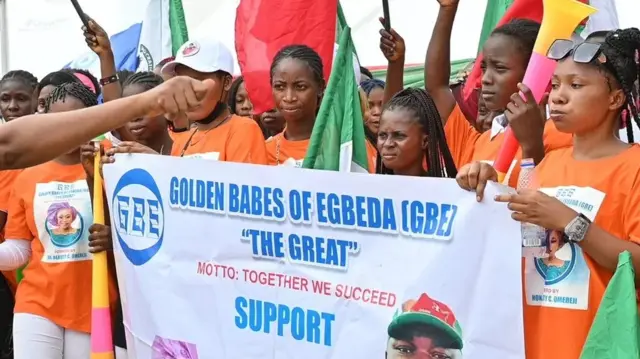 Des militants tenant une affiche à Rumuji.