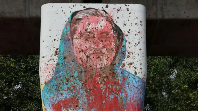 Keksa sartaroshga kammingning jinsiy aloqa fotosurati Keksa sartaroshga kammingning jinsiy aloqa fotosurati