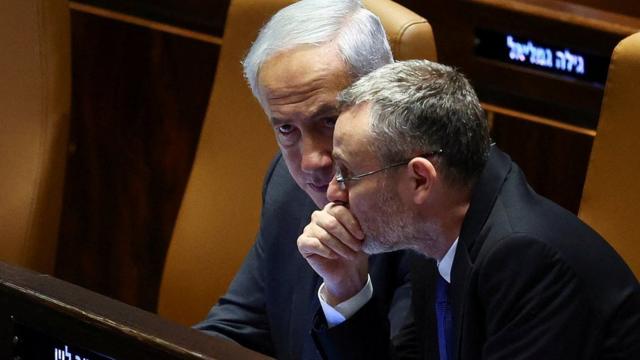 Netanyahucrash blaze como ganharcadeira do parlamento, com outro homem ao seu lado cochichando