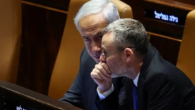 Netanyahuroleta online bet365cadeira do parlamento, com outro homem ao seu lado cochichando