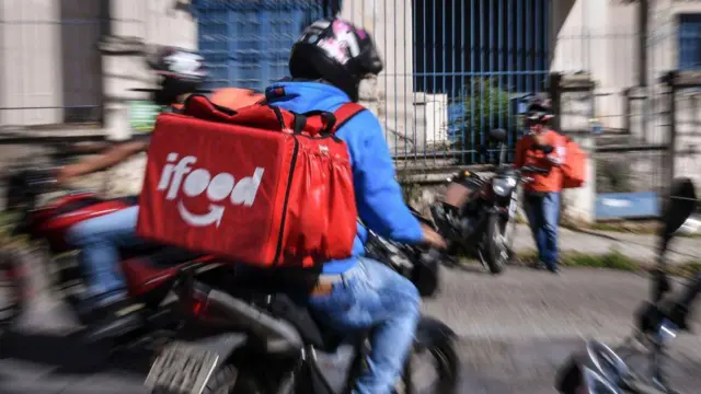 Reforma trabalhista aumentou informalidade ao enfraquecer sindicatos, diz estudo inédito Entregador da plataforma iFood durante o protesto Breque dos Apps em julho de 2020