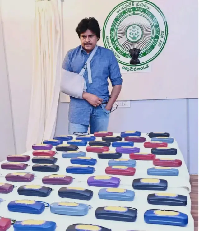 ఆగస్టు 6వ తేదీన మంత్రివర్గ సమావేశం రోజునే పవన్‌ జనసేన కార్యాలయంలో అల్లికల కళాకారులకు కళ్లజోళ్లు అందజేసే కార్యక్రమంలో పాల్గొన్నప్పటి దృశ్యం