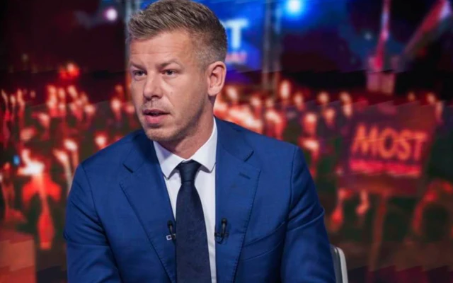 Genç sarışın politikacı televizyonda röportaj veriyor. Baktığı kişiyi görmüoruz.