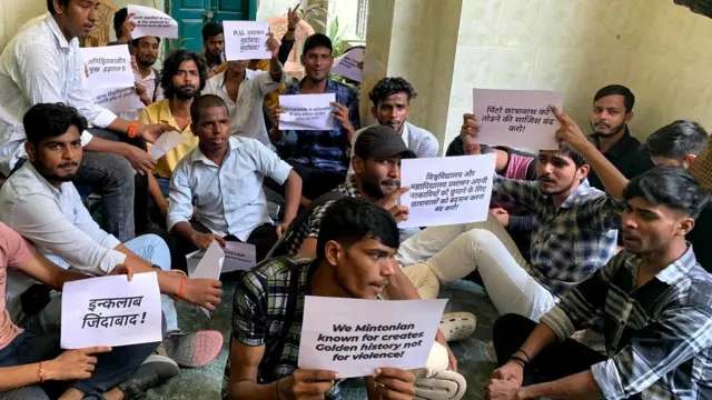 अपनी मांगों को लेकर प्रदर्शन करते छात्र