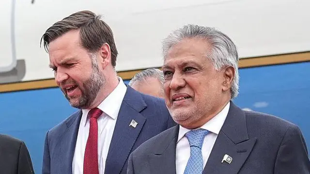 El ministro de Exteriores de Pakistán, Ishaq Dar (der.), recibiendo al vicepresidente de EE.UU., JD Vance, en Islamabad