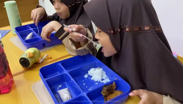 Yayasan Al Muttaqin menyediakan makan siang dengan mengacu pada Angka Kecukupan Gizi (AKG) menggunakan komposisi; karbohidrat, protein, sayur, dan buah.