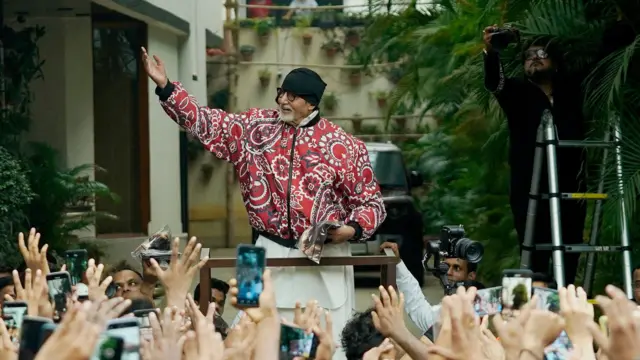 అభిమానులకు అభివాదం చేస్తున్న అమితాబ్ బచ్చన్