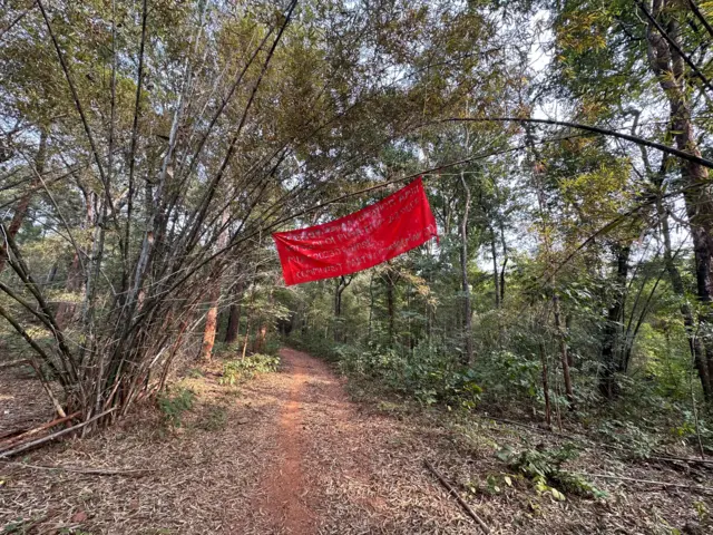 भाकपा (माओवादी) की ओर से लगाया गय़आ बैनर