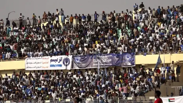 جانب من المدرجات يبدو مكتظاً بالمشجعين