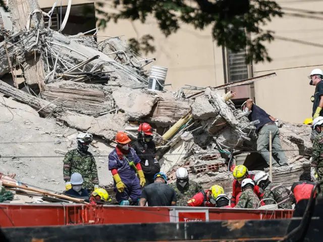 Rescatistas con material protectivo en un edificio colapsado en Cali.
