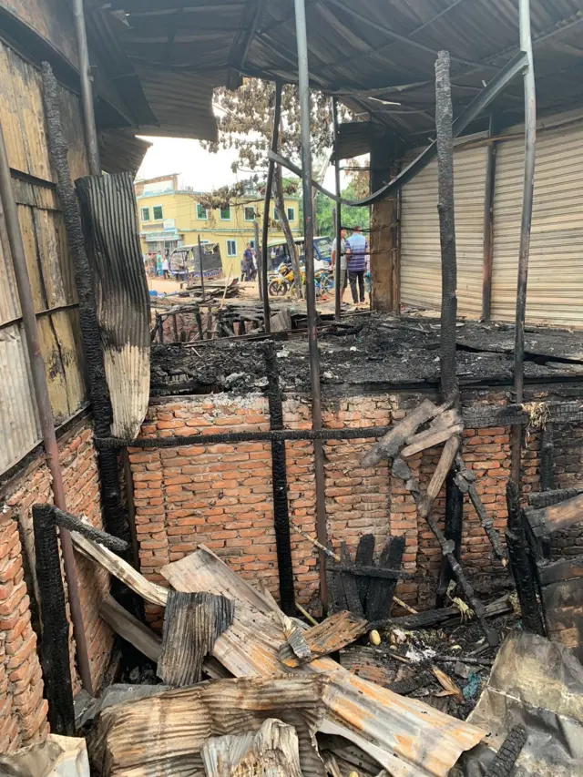 আগুনে পুড়ে যাওয়া একটি দোকানঘর