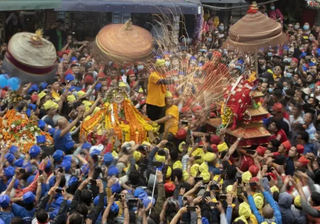 काठमाण्डूमा आयोजित एउटा सांस्कृतिक पर्वमा रथ तान्दै मानिसहरू