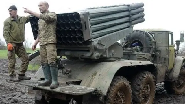 Mpiganaji huyo anayeitwa Lysyi (R) anasema anapenda kurusha kombora la BM-21 Grad, ambalo lina zaidi ya miaka 50.