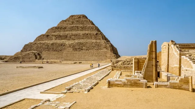 هرم پلکانی شاه جوزر در کنار آن یک عمارت نیمه ویران