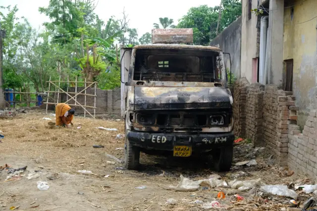 जली हुई गाड़ी