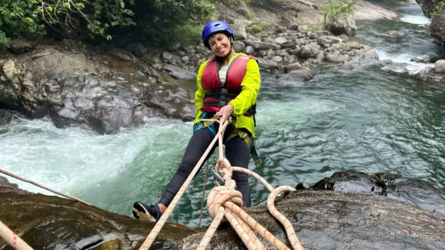 සංචාරය කිරීම තමාගේ විනෝදාංශය වුවත් ඊට තමන්ගේ නිවැසියන් ගෙන් යහපත් ප්‍රතිචාරයක් හිමි නොවූ බව ඇය මෙහිදී සඳහන් කළාය.