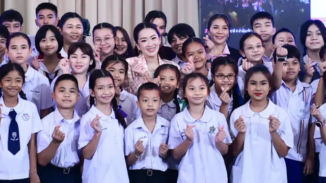 นายกฯ เรียกตัวเองว่า “พี่อิ๊ง” พูดคุยกับตัวแทนเยาวชนภายในตึกสันติไมตรี ทำเนียบฯ 