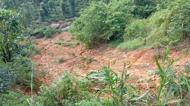 దెబ్బతిన్న రోడ్డు