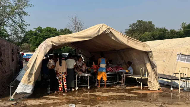 နေပြည်တော်မှာတော့ ဒဏ်ရာရသူတွေကိုတော့ ယာယီတဲထဲမှာ ကုသပေးပါတယ် 