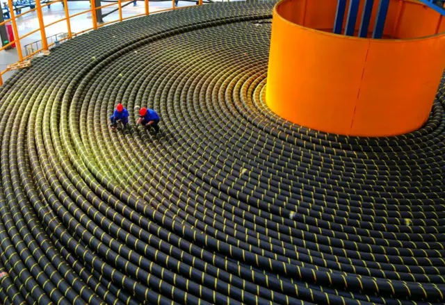 کارگران در حال تولید کابل‌های زیردریایی در شرکت Qingdao Hanhe Cable Co., Ltd. در تاریخ ۲۸ مه ۲۰۲۴ در شهر چینگ‌دائو، استان شاندونگ، چین.