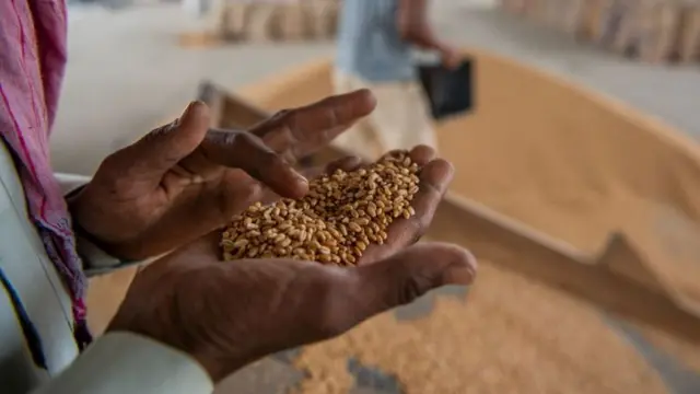 বেকারি মালিকেরা বলছেন তাদের ব্যবহৃত সব কাঁচামালের দাম বেড়েছে।