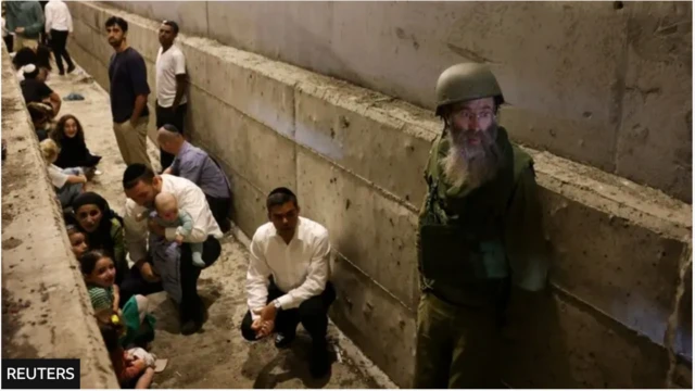 ဗုံးခိုကျင်းတွေထဲ ပြေးဝင်ကြရတဲ့ ပြည်သူတွေ