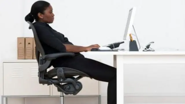 Mwanadada akiwa amekaa mshazari