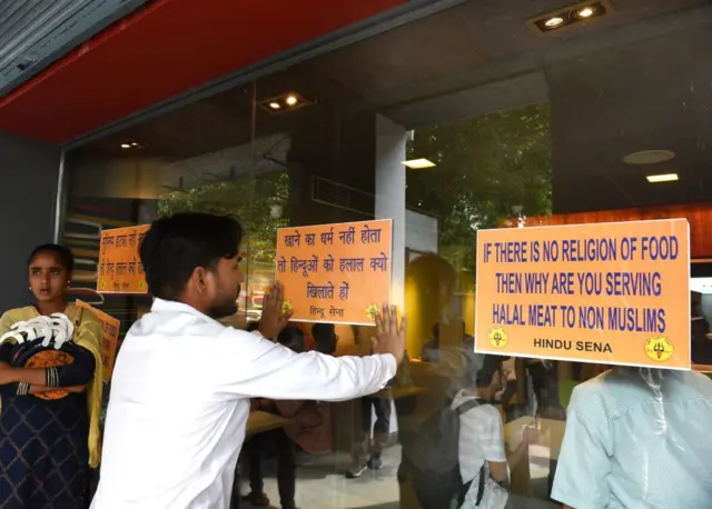 'হিন্দু সেনা'-র সমর্থকরা দিল্লির একটি ফুড আউটলেটের বাইরে বিক্ষোভ প্রদর্শন করছেন