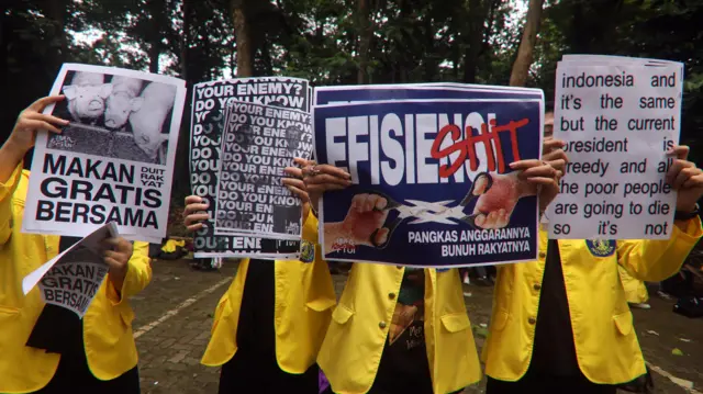 Mahasiswa Universitas Indonesia membentangkan poster saat berunjuk rasa di lapangan FISIP UI, Depok, Jawa Barat, Senin (17/2/2025). 