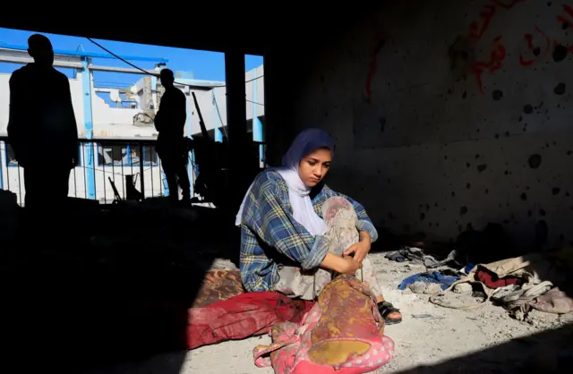 هالة المصري، 17 عاماً، تجلس في موقع غارة إسرائيلية ليلية على مدرسة تابعة للأونروا كانت تؤوي نازحين، في خان يونس، جنوب قطاع غزة، 3 أغسطس/آب 2025