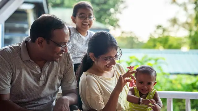 गौरव और उनकी पत्नी गोद ली गई बच्ची के साथ खेलते हुए. 