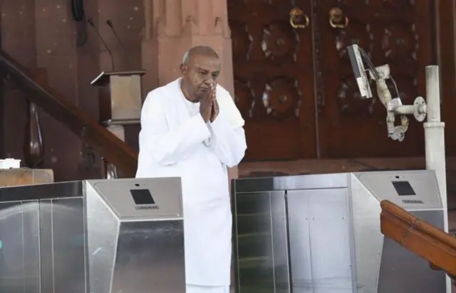 దేవెగౌడ, కుమార స్వామి, కాంగ్రెస్, బీజేపీ