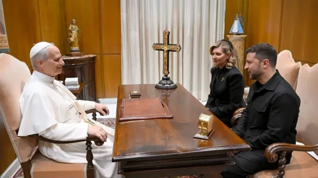 Папа римский сидит напротив Елены и Владимира Зеленских