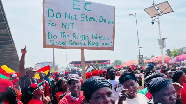Foto of protesters wit placards on Tuesday morning for Ghana