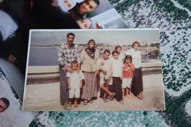 Aile, Antalya'dayken sahile dizildikleri bir fotoğraf