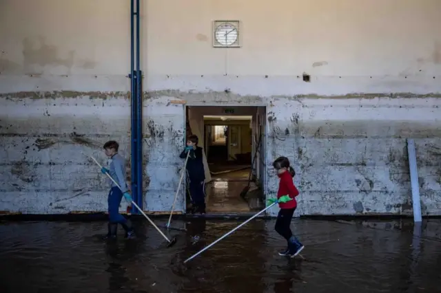 کودکان یک مدرسه سیل‌زده در روستای چسکا وس، جمهوری چک، مدرسه خود را تمیز می‌کنند