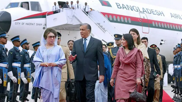 ২০০৬ সালের ১২ই ফেব্রুয়ারি পাকিস্তানের রাওয়ালপিন্ডির চাকলালা বিমানঘাঁটিতে পৌঁছানোর পর বাংলাদেশের প্রধানমন্ত্রী খালেদা জিয়াকে স্বাগত জানান পাকিস্তানের প্রধানমন্ত্রী আজিজ এবং তার স্ত্রী রুখসানা আজিজ। দ্বিপাক্ষিক নানা বিষয় নিয়ে আলোচনা ও দুই দেশের মধ্যে ভ্রাতৃত্বপূর্ণ সম্পর্ক উন্নয়নের জন্য তিন দিনের পাকিস্তান সফরে যান তিনি।