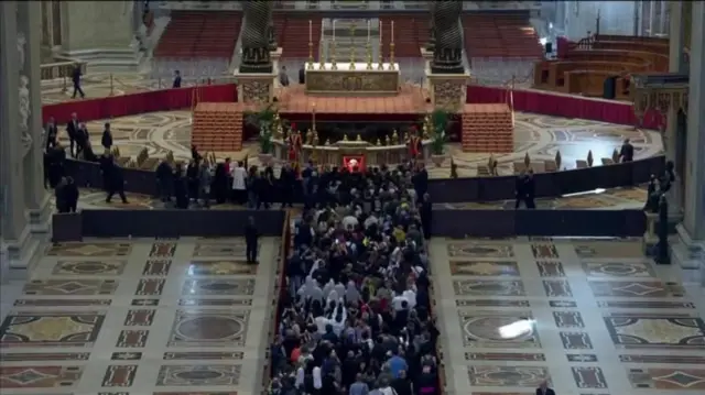 ህዝቢ ናብ ውሽጢ ካቴድራል ቅዱስ ጴጥሮስ ብምእታው ንሬሳ ኣቡነ ፍራንሲስ ንመወዳእታ ግዜ ዝፋነወሉ መዓልቲ ተኸፊቱ'ሎ።